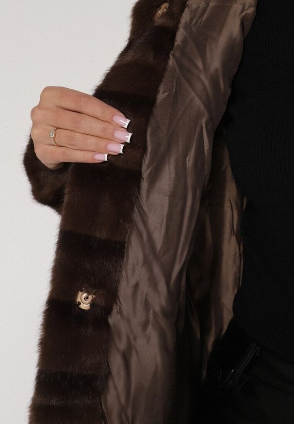 Born2be - Brązowa Futrzana Kurtka z Nieodpinanym Kapturem i Paskiem Zetova. Okazja: na co dzień. Kolor: brązowy. Materiał: futro. Styl: casual, klasyczny, elegancki