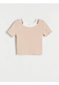 Reserved - Prążkowany t-shirt - beżowy. Kolor: beżowy. Materiał: prążkowany. Długość: krótkie #1