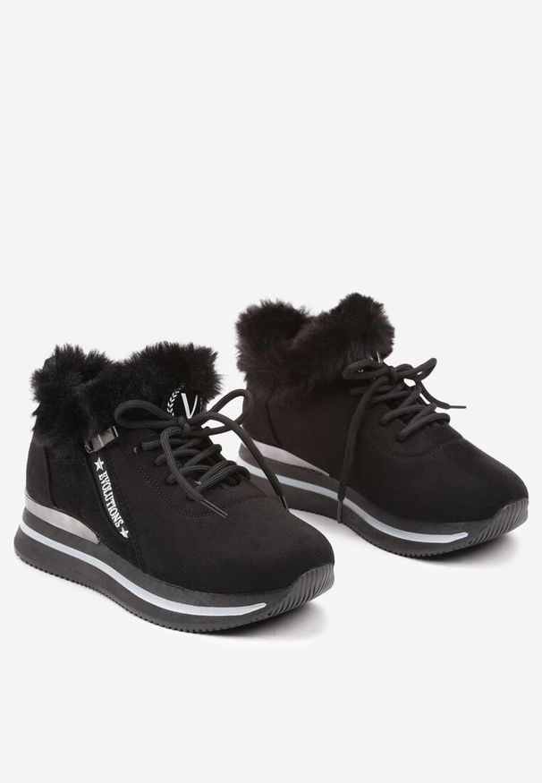 Born2be - Czarne Płaskie Sneakersy Ozdobione Futerkiem i Napisem Tarvina. Okazja: na co dzień, na spotkanie biznesowe, do pracy. Zapięcie: sznurówki. Kolor: czarny. Materiał: futro. Wzór: aplikacja, napisy