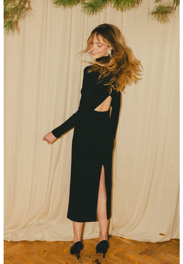 SUKIENKA AMY CZARNA XS - Flawless. Okazja: na co dzień, na spotkanie biznesowe. Kolor: czarny. Materiał: bawełna, dzianina, elastan. Długość rękawa: długi rękaw. Typ sukienki: dopasowane. Styl: biznesowy, casual, elegancki