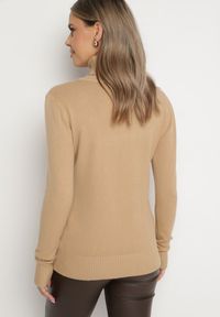 Born2be - Ciemnobeżowy Sweter z Golfem z Domieszką Kaszmiru i Wiskozy Zaisma. Okazja: na co dzień. Typ kołnierza: golf. Kolor: beżowy. Materiał: kaszmir, wiskoza. Długość rękawa: długi rękaw. Długość: długie. Styl: casual, elegancki #4