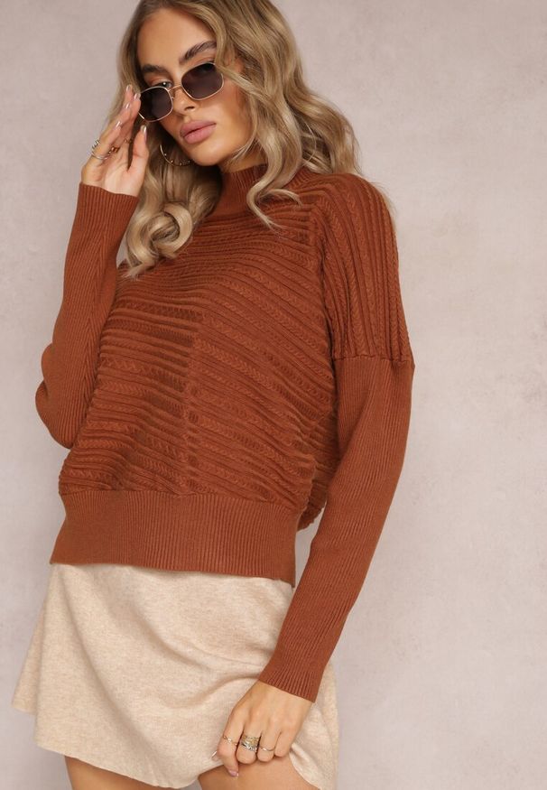 Renee - Brązowy Asymetryczny Sweter z Wełną Ozdobiony Tłoczeniem Aurorrsa. Kolor: brązowy. Materiał: wełna. Wzór: aplikacja