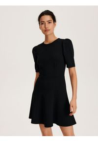 Reserved - Sukienka z bufiastymi rękawami - czarny. Kolor: czarny. Materiał: dzianina, wiskoza