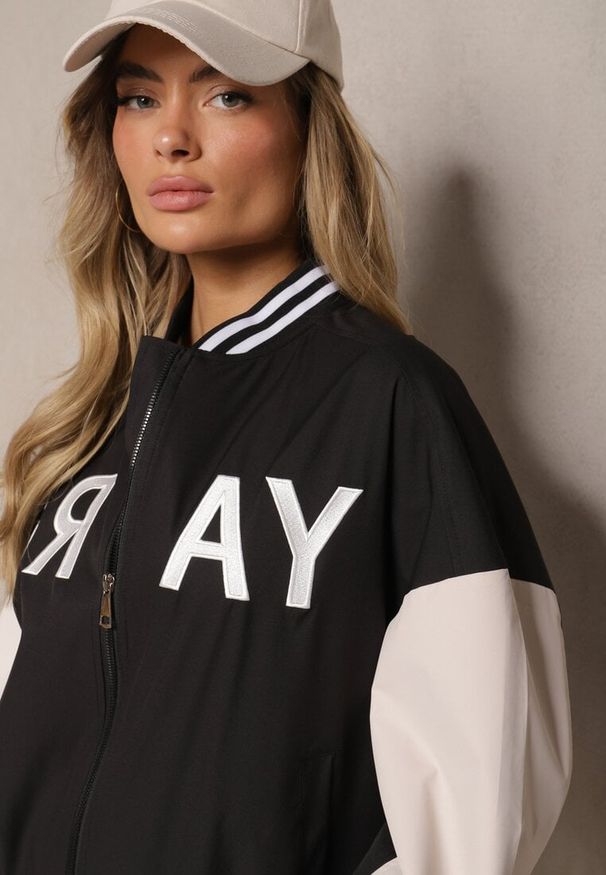 Renee - Czarna Kurtka Oversize o Fasonie Bomberki na Suwak z Ozdobnym Napisem Irithre. Okazja: na co dzień. Kolor: czarny. Materiał: tkanina, jeans. Wzór: napisy. Styl: elegancki, casual