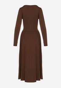 Born2be - Brązowa Marszczona Sukienka Taliowana z Wiskozą z Dekoltem V i Długim Rękawem Emirie. Okazja: na spotkanie biznesowe, na co dzień. Typ kołnierza: dekolt w kształcie V. Kolor: brązowy. Materiał: wiskoza. Długość rękawa: długi rękaw. Styl: casual, biznesowy #4