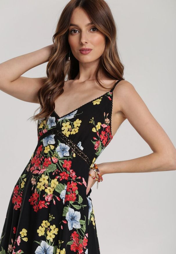 Renee - Czarna Sukienka Chenelena. Typ kołnierza: dekolt w serek. Kolor: czarny. Materiał: koronka. Długość rękawa: na ramiączkach. Wzór: nadruk, kwiaty. Długość: maxi