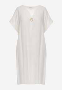 Renee - Biała Sukienka o Pudełkowym Kroju z Lnem i Wiskozą Zdobiona Guzikiem Mezynore. Kolekcja: plus size. Kolor: biały. Materiał: wiskoza, len. Wzór: aplikacja. Typ sukienki: dla puszystych. Styl: boho, wakacyjny #3