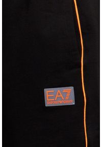 EA7 Emporio Armani - EA7 Czarne szorty bawełniane z pomarańczowymi lampasami. Kolor: czarny. Materiał: bawełna. Wzór: aplikacja, nadruk