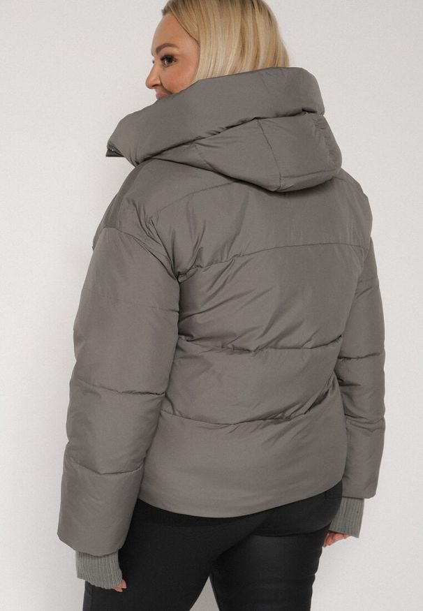 Born2be - Szara Pikowana Krótka Kurtka z Nieodpinanym Kapturem i Ozdobnymi Tasiemkami Mevannia. Okazja: na co dzień. Kolor: szary. Materiał: jeans. Długość: krótkie. Styl: casual