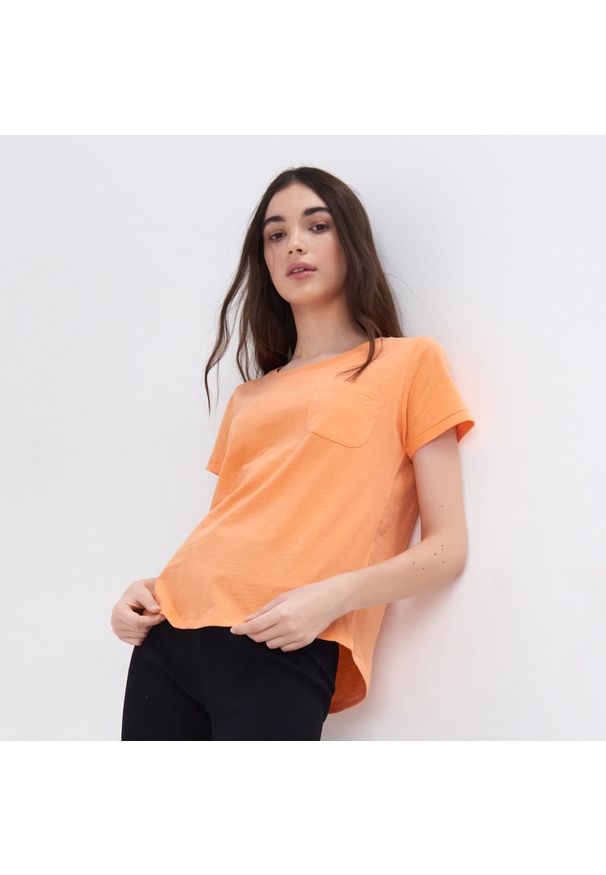 Sinsay - Koszulka basic z kieszonką - Pomarańczowy. Kolor: pomarańczowy