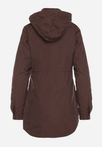 Born2be - Brązowa Kurtka Parka z Kapturem z Ozdobną Wyściółką Tiolara. Okazja: na spacer, na co dzień. Typ kołnierza: kaptur. Kolor: brązowy. Materiał: jeans. Styl: casual, sportowy #5