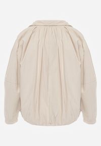 Renee - Beżowa Oversizowa Kurtka Przejściowa o Kroju Bombki z Bawełny i Wiskozy Birana. Okazja: na co dzień. Typ kołnierza: kaptur. Kolor: beżowy. Materiał: wiskoza, bawełna. Styl: casual #7