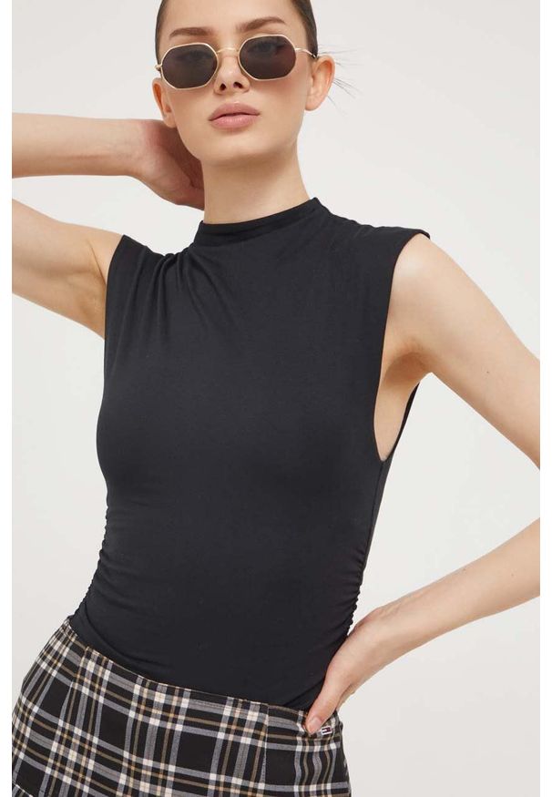 Abercrombie & Fitch body damskie kolor czarny z półgolfem. Kolor: czarny. Materiał: dzianina. Długość: krótkie. Wzór: gładki