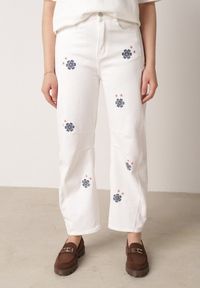 Born2be - Białe Jeansy Balloon z Wysokim Stanem Zdobione Haftem w Kwiaty Thertheris. Okazja: na co dzień, do pracy, na spotkanie biznesowe. Stan: podwyższony. Kolor: biały. Wzór: kwiaty, aplikacja, haft. Styl: biznesowy, klasyczny, casual #7