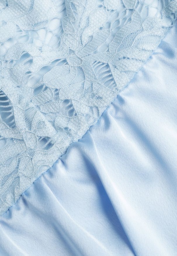 Born2be - Niebieska Rozkloszowana Sukienka o Kroju Bombki z Koronką i Wycięciem Desarilla. Okazja: na co dzień. Typ kołnierza: kołnierzyk stójkowy. Kolor: niebieski. Materiał: koronka. Długość rękawa: długi rękaw. Wzór: koronka. Typ sukienki: bombki. Styl: casual