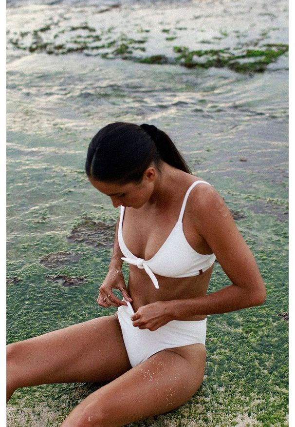 MUUV Figi kąpielowe Retro Bikini kolor biały. Stan: podwyższony. Kolor: biały. Materiał: materiał, prążkowany
