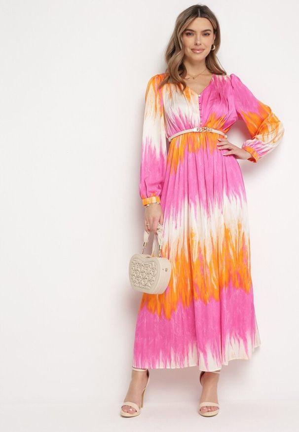 Born2be - Różowo-Pomarańczowa Satynowa Sukienka Maxi o Rozkloszowanym Kroju z Guzikami Lisita. Kolor: różowy. Materiał: satyna. Długość: maxi