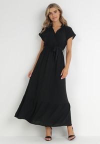 Born2be - Czarna Sukienka Maxi Wiązana W Pasie z Gumką w Talii Vynyndu. Typ kołnierza: dekolt kopertowy, kołnierzyk stójkowy. Kolor: czarny. Długość rękawa: krótki rękaw. Typ sukienki: rozkloszowane, kopertowe. Długość: maxi #6