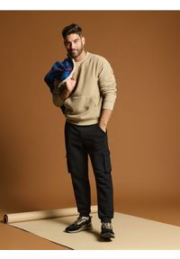 Sinsay - Spodnie tapered fit - czarny. Kolor: czarny. Długość: długie
