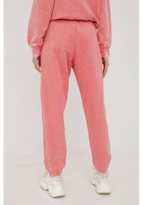 Champion spodnie dresowe 114943 damskie kolor różowy z aplikacją. Stan: podwyższony. Kolor: różowy. Materiał: dresówka. Wzór: aplikacja #3
