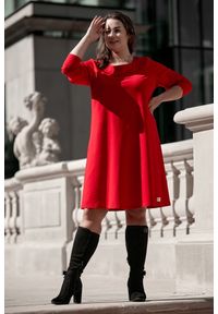 Moda Size Plus Iwanek - Czerwona sukienka Klara XXL OVERSIZE WIOSNA. Okazja: na imprezę, na uczelnię. Kolor: czerwony. Materiał: poliester, tkanina, bawełna, dresówka, dzianina. Długość rękawa: długi rękaw. Sezon: wiosna. Typ sukienki: oversize. Styl: elegancki #1