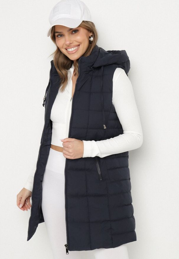 Born2be - Granatowa Pikowana Kamizelka z Odpinanym Kapturem i Kieszeniami na Suwak Anoria. Okazja: na co dzień. Kolor: niebieski. Materiał: tkanina, jeans. Wzór: aplikacja. Styl: casual, klasyczny