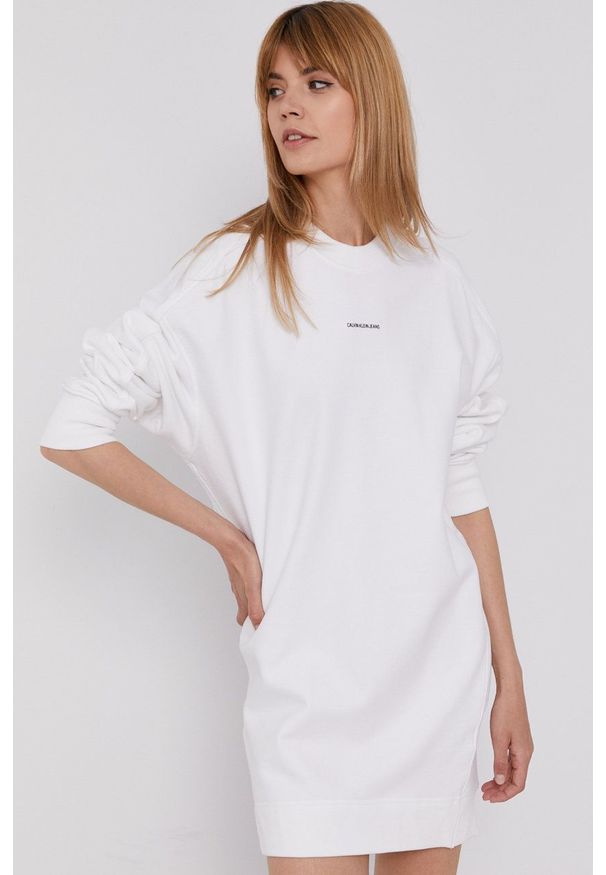 Calvin Klein Jeans Sukienka kolor biały mini prosta. Okazja: na co dzień. Kolor: biały. Materiał: bawełna, dzianina. Długość rękawa: długi rękaw. Wzór: gładki. Typ sukienki: proste. Styl: casual. Długość: mini
