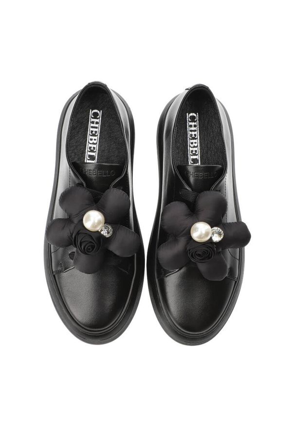 CheBello - Czarne Eleganckie Sneakersy Chebello Z Ozdobnym Kwiatem. Okazja: na co dzień. Kolor: czarny. Materiał: materiał, skóra. Wzór: kwiaty