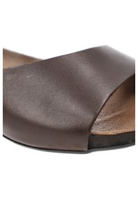 Sandały damskie Armodo, cholewka ze skóry naturalnej płaska stabilna podeszwa minimalistyczny fason, brązowe, 40252. Okazja: na co dzień. Zapięcie: pasek. Kolor: brązowy. Materiał: skóra. Styl: casual, elegancki #2