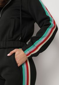 Born2be - Czarny Komplet Dresowy Zdobiony Kolorowym Lampasem Spodnie i Bluza z Kapturem Neviantha. Kolor: czarny. Materiał: dresówka. Wzór: aplikacja, kolorowy #7