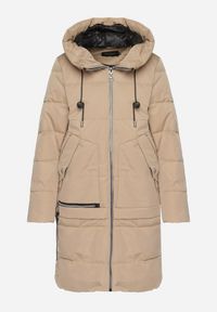 Born2be - Ciemnobeżowa Pikowana Kurtka z Kapturem Kieszeniami i Ozdobnym Suwakiem Mirorae. Okazja: na co dzień, na spacer. Typ kołnierza: kaptur. Kolor: beżowy. Materiał: jeans. Długość: długie. Sezon: zima. Styl: casual #3