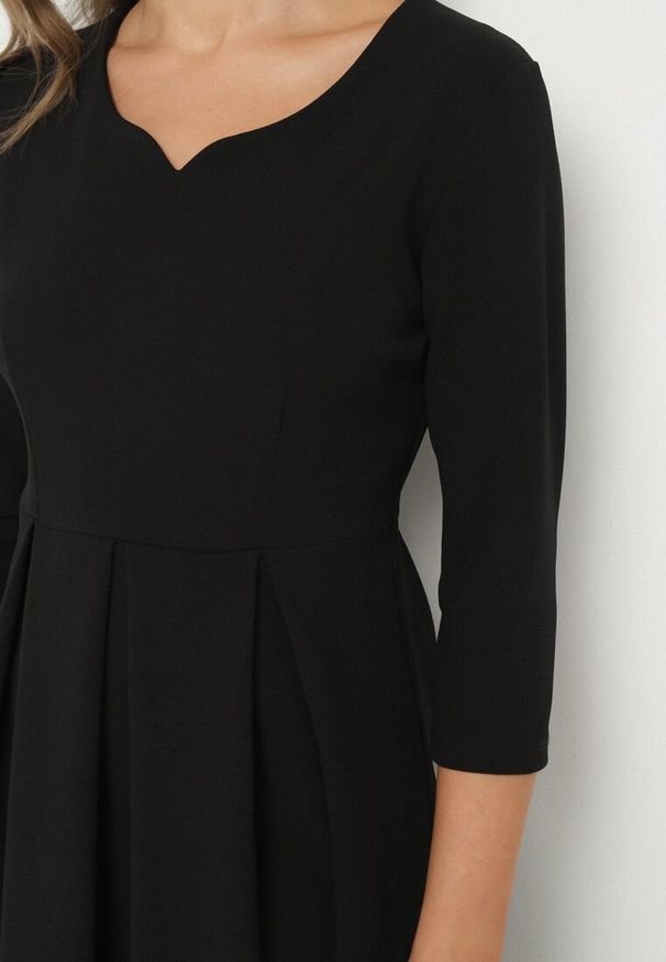 Born2be - Czarna Rozkloszowana Sukienka z Rękawem 3/4 Nomiel. Okazja: na co dzień. Typ kołnierza: dekolt w kształcie V. Kolor: czarny. Typ sukienki: rozkloszowane. Styl: klasyczny, casual, elegancki