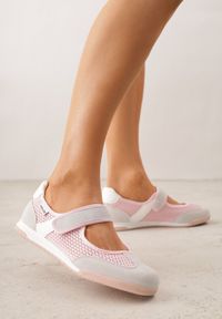 Renee - Różowe Tenisówki Typu Sneakeriny Ozdobione Napisem Emirinne. Okazja: na co dzień. Zapięcie: rzepy. Kolor: różowy. Wzór: aplikacja, napisy. Styl: casual, sportowy #1