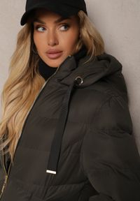 Renee - Ciemnozielona Kurtka Pikowana o Długim Kroju z Kapturem i Suwakiem Dwukierunkowym Naomira. Okazja: na co dzień. Typ kołnierza: kaptur. Kolor: zielony. Materiał: dzianina, jeans. Długość: długie. Sezon: zima. Styl: casual, elegancki #5