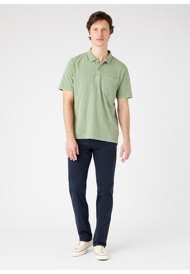 Wrangler - WRANGLER GREENSBORO MĘSKIE SPODNIE MATERIAŁOWE NAVY W15QY6114 112145835. Materiał: materiał