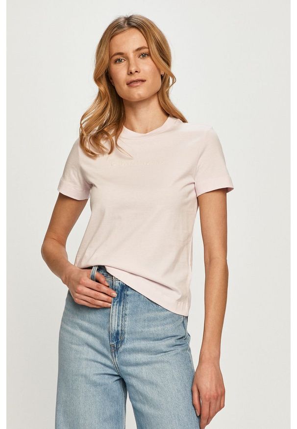 Calvin Klein Jeans - T-shirt. Okazja: na co dzień. Kolor: różowy. Materiał: bawełna, dzianina. Wzór: aplikacja. Styl: casual