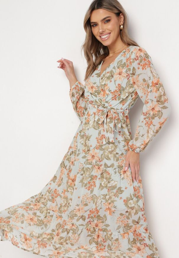 Born2be - Miętowa Rozkloszowana Sukienka w Kwiaty Maxi z Gumką i Wiązaniem w Pasie Manirisa. Kolor: miętowy. Materiał: materiał. Długość rękawa: długi rękaw. Wzór: kwiaty. Typ sukienki: kopertowe. Długość: maxi