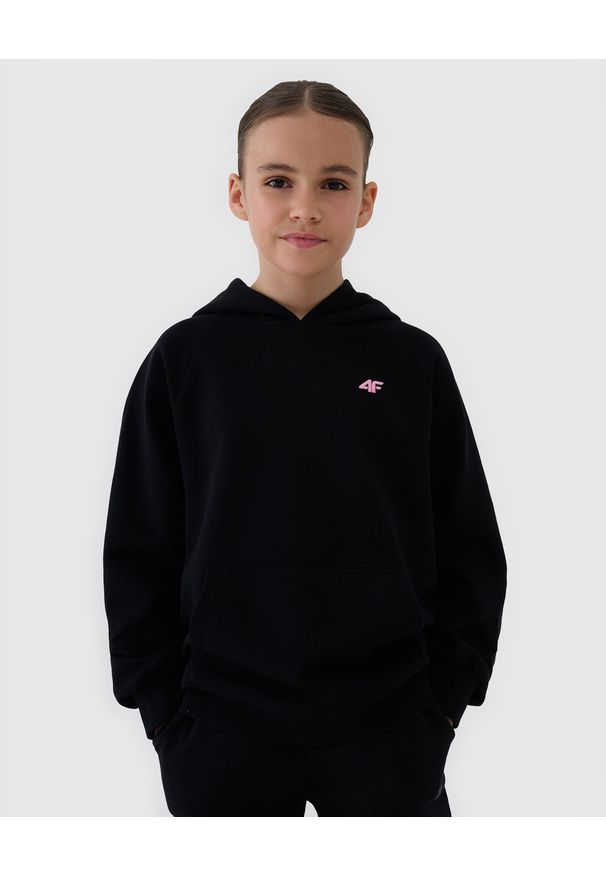 4f - 4F Bluza dresowa nierozpinana z kapturem dziewczęca - czarna 152 (11-12 lat). Okazja: na co dzień. Typ kołnierza: kaptur. Kolor: czarny. Materiał: dresówka. Długość rękawa: raglanowy rękaw. Wzór: gładki, ze splotem. Sezon: lato. Styl: casual, sportowy