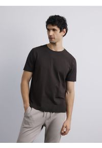 Reserved - T-shirt z merceryzowaną bawełną - ciemnobrązowy. Kolor: brązowy. Materiał: bawełna #1