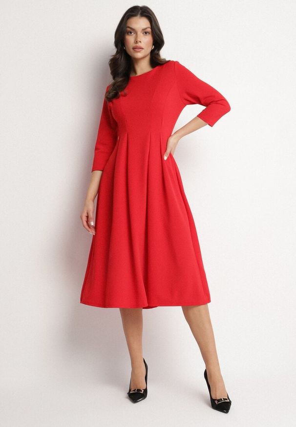 Born2be - Czerwona Rozkloszowana Sukienka Ozdobiona Przeszyciami Reamira. Okazja: na co dzień. Typ kołnierza: dekolt w łódkę. Kolor: czerwony. Wzór: aplikacja. Styl: casual, elegancki