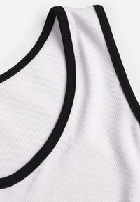 Renee - Biały Prążkowany Top z Bawełny Ozdobiony Guzikami przy Dekolcie Beralissa. Okazja: na co dzień. Kolor: biały. Materiał: prążkowany, bawełna. Wzór: aplikacja. Styl: casual #8