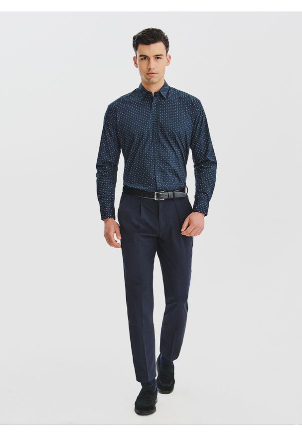 Pako Lorente - PAKO LORENTE - Granatowa koszula męska wzór geometryczny. Kolor: niebieski. Materiał: bawełna. Długość rękawa: długi rękaw. Długość: długie. Wzór: geometria. Sezon: jesień