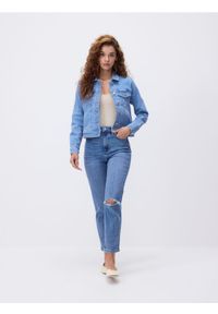 Reserved - Jeansy mom fit z rozcięciem - niebieski. Kolor: niebieski