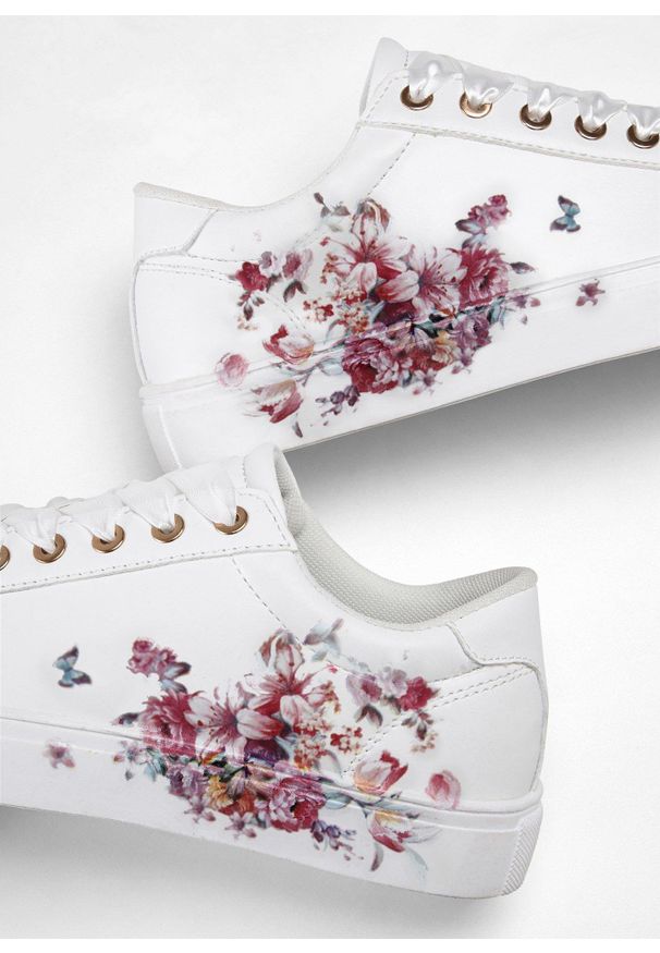 bonprix - Sneakersy. Kolor: biały. Wzór: kwiaty