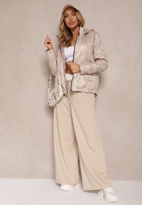Renee - Beżowa Dwustronna Kurtka z Pikowanymi Przeszyciami i Odpinanym Kapturem Zelirelle. Okazja: na co dzień, na spacer. Kolor: beżowy. Materiał: jeans. Wzór: gładki. Styl: casual, elegancki #4