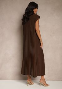 Renee - Brązowa Sukienka Ozdobiona Plisami Mavellea. Okazja: na co dzień. Kolor: brązowy. Wzór: aplikacja. Typ sukienki: proste. Styl: klasyczny, casual, elegancki #3
