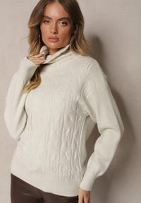 Renee - Beżowy Casualowy Golf z Tłoczonym Wzorem Daivyn. Okazja: na co dzień. Typ kołnierza: golf. Kolor: beżowy. Materiał: jeans. Wzór: aplikacja. Styl: casual