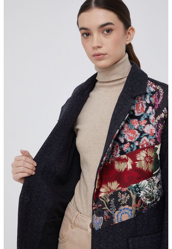Desigual Płaszcz wełniany kolor szary przejściowy. Okazja: na co dzień. Kolor: szary. Materiał: wełna. Styl: klasyczny, casual