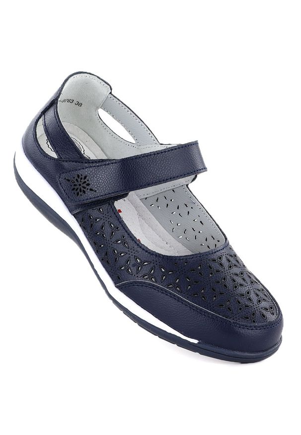 Skórzane półbuty damskie ażurowe na rzep granatowe Jezzi 9763. Zapięcie: rzepy. Kolor: niebieski. Materiał: skóra. Szerokość cholewki: normalna. Wzór: ażurowy