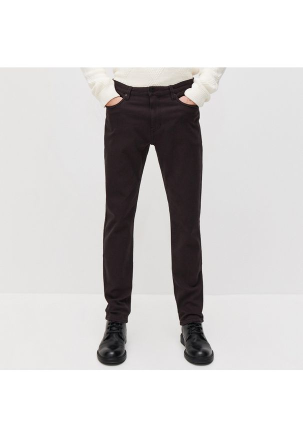 Reserved - Bawełniane spodnie slim - Bordowy. Kolor: czerwony. Materiał: bawełna